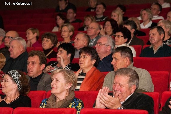A oni wyrośli z wierzbami nad Wisłą. Exportowy zespół ludowy z Płocka na kutnowskiej scenie