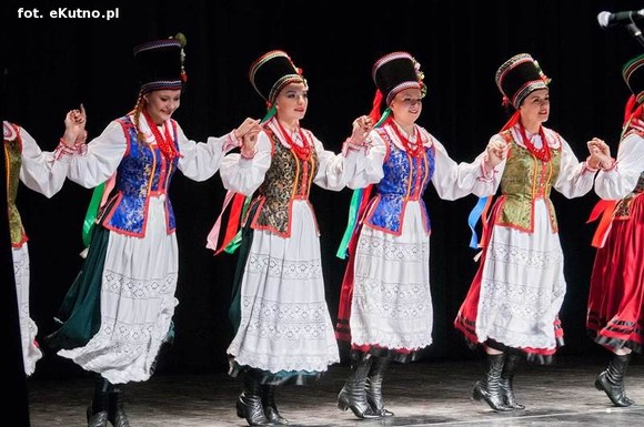 A oni wyrośli z wierzbami nad Wisłą. Exportowy zespół ludowy z Płocka na kutnowskiej scenie