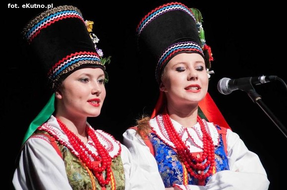 A oni wyrośli z wierzbami nad Wisłą. Exportowy zespół ludowy z Płocka na kutnowskiej scenie