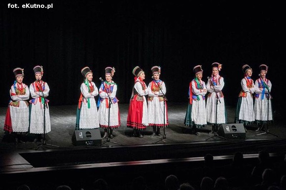 A oni wyrośli z wierzbami nad Wisłą. Exportowy zespół ludowy z Płocka na kutnowskiej scenie