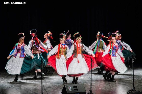 A oni wyrośli z wierzbami nad Wisłą. Exportowy zespół ludowy z Płocka na kutnowskiej scenie
