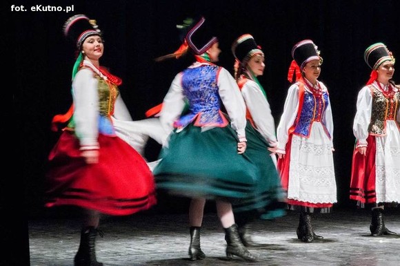 A oni wyrośli z wierzbami nad Wisłą. Exportowy zespół ludowy z Płocka na kutnowskiej scenie