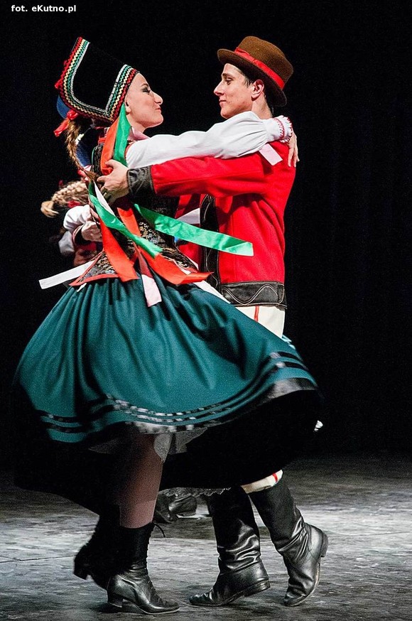 A oni wyrośli z wierzbami nad Wisłą. Exportowy zespół ludowy z Płocka na kutnowskiej scenie