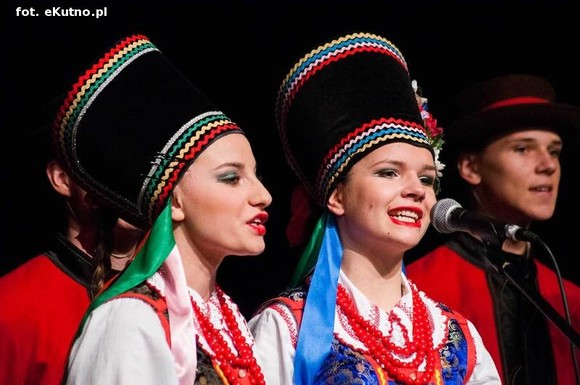 A oni wyrośli z wierzbami nad Wisłą. Exportowy zespół ludowy z Płocka na kutnowskiej scenie
