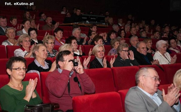 A oni wyrośli z wierzbami nad Wisłą. Exportowy zespół ludowy z Płocka na kutnowskiej scenie