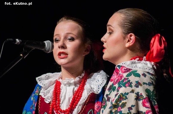 A oni wyrośli z wierzbami nad Wisłą. Exportowy zespół ludowy z Płocka na kutnowskiej scenie