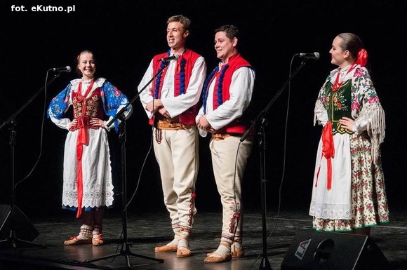 A oni wyrośli z wierzbami nad Wisłą. Exportowy zespół ludowy z Płocka na kutnowskiej scenie