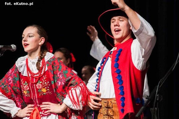 A oni wyrośli z wierzbami nad Wisłą. Exportowy zespół ludowy z Płocka na kutnowskiej scenie