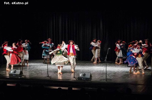 A oni wyrośli z wierzbami nad Wisłą. Exportowy zespół ludowy z Płocka na kutnowskiej scenie