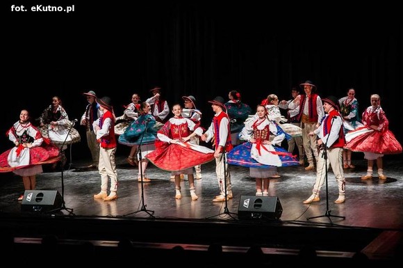 A oni wyrośli z wierzbami nad Wisłą. Exportowy zespół ludowy z Płocka na kutnowskiej scenie