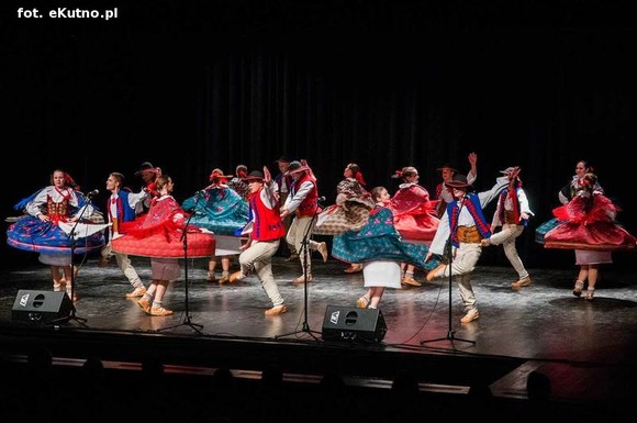 A oni wyrośli z wierzbami nad Wisłą. Exportowy zespół ludowy z Płocka na kutnowskiej scenie