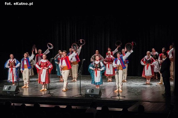 A oni wyrośli z wierzbami nad Wisłą. Exportowy zespół ludowy z Płocka na kutnowskiej scenie