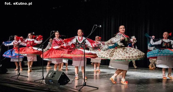 A oni wyrośli z wierzbami nad Wisłą. Exportowy zespół ludowy z Płocka na kutnowskiej scenie