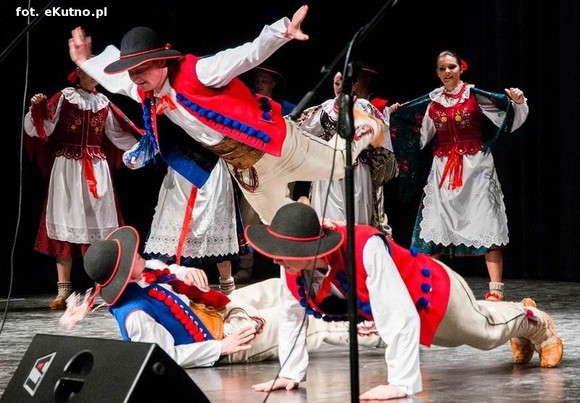 A oni wyrośli z wierzbami nad Wisłą. Exportowy zespół ludowy z Płocka na kutnowskiej scenie