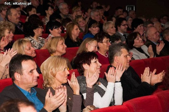 A oni wyrośli z wierzbami nad Wisłą. Exportowy zespół ludowy z Płocka na kutnowskiej scenie