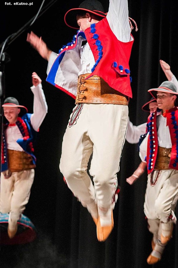 A oni wyrośli z wierzbami nad Wisłą. Exportowy zespół ludowy z Płocka na kutnowskiej scenie