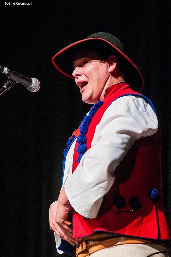 A oni wyrośli z wierzbami nad Wisłą. Exportowy zespół ludowy z Płocka na kutnowskiej scenie