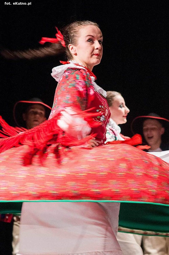 A oni wyrośli z wierzbami nad Wisłą. Exportowy zespół ludowy z Płocka na kutnowskiej scenie