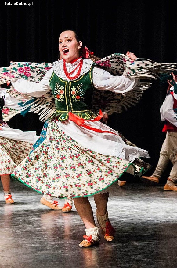 A oni wyrośli z wierzbami nad Wisłą. Exportowy zespół ludowy z Płocka na kutnowskiej scenie