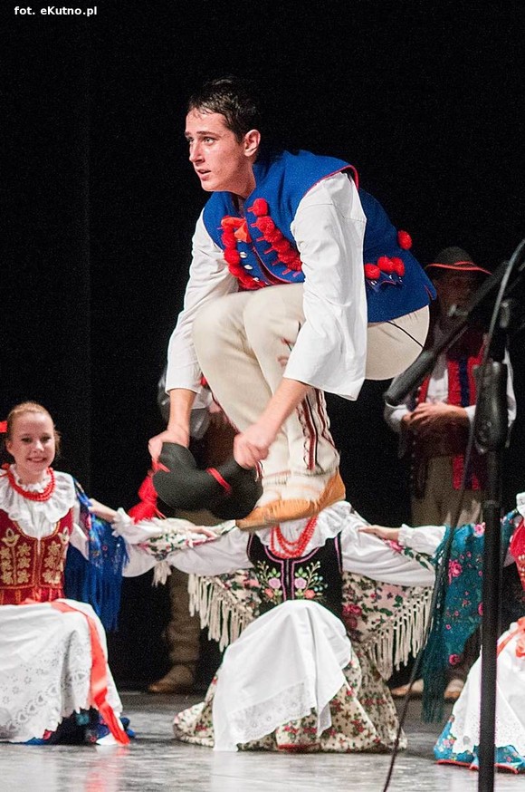 A oni wyrośli z wierzbami nad Wisłą. Exportowy zespół ludowy z Płocka na kutnowskiej scenie
