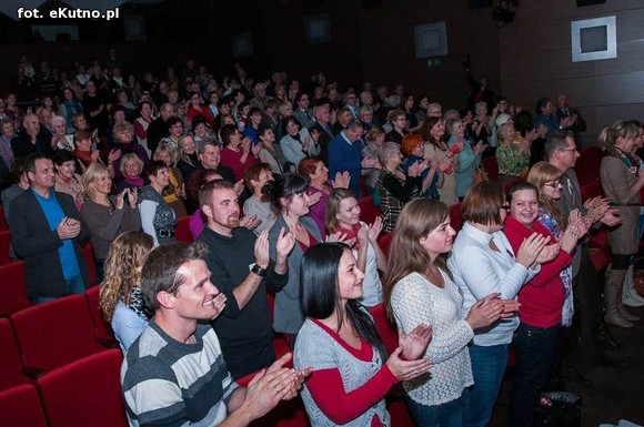 A oni wyrośli z wierzbami nad Wisłą. Exportowy zespół ludowy z Płocka na kutnowskiej scenie