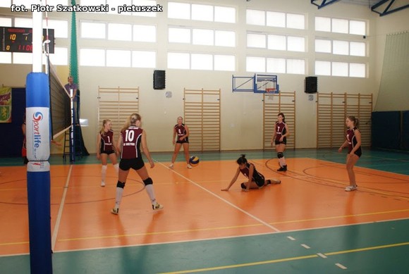 Dziewczyny z Kasprowicza wygrały V Powiatowy Turniej Siatkówki Dziewcząt z okazji Święta Niepodległości