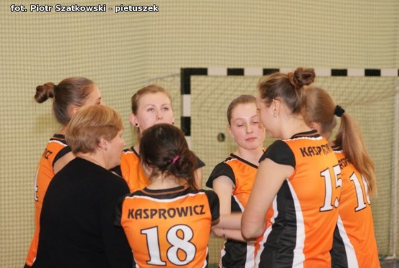 Dziewczyny z Kasprowicza wygrały V Powiatowy Turniej Siatkówki Dziewcząt z okazji Święta Niepodległości