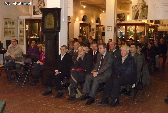 Pierścionek znaleziony w końskim gnoju. Wystawa historyczna o krośniewickich Żydach
