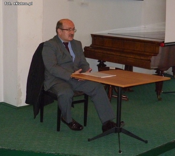 Pierścionek znaleziony w końskim gnoju. Wystawa historyczna o krośniewickich Żydach