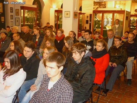 Pierścionek znaleziony w końskim gnoju. Wystawa historyczna o krośniewickich Żydach