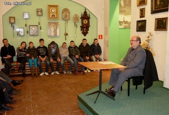 Pierścionek znaleziony w końskim gnoju. Wystawa historyczna o krośniewickich Żydach