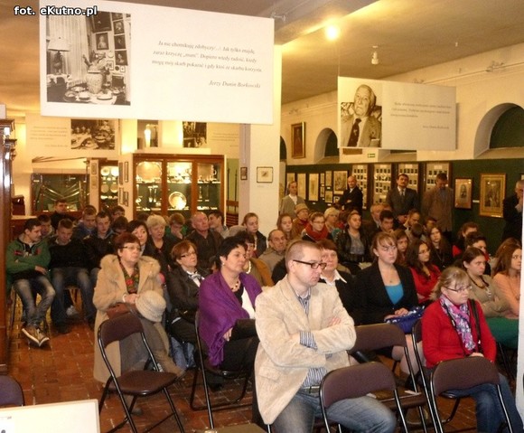 Pierścionek znaleziony w końskim gnoju. Wystawa historyczna o krośniewickich Żydach