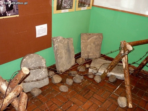 Pierścionek znaleziony w końskim gnoju. Wystawa historyczna o krośniewickich Żydach