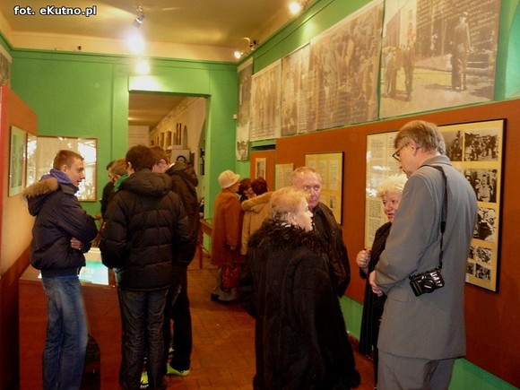 Pierścionek znaleziony w końskim gnoju. Wystawa historyczna o krośniewickich Żydach