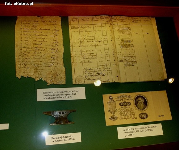 Pierścionek znaleziony w końskim gnoju. Wystawa historyczna o krośniewickich Żydach