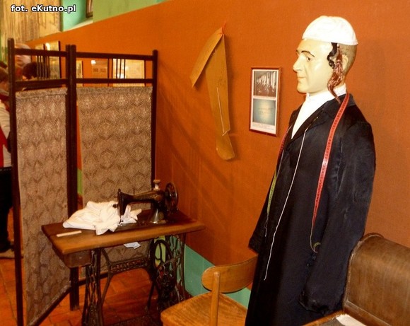 Pierścionek znaleziony w końskim gnoju. Wystawa historyczna o krośniewickich Żydach