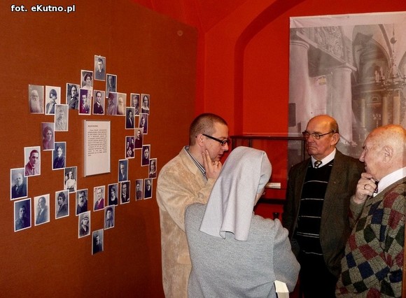 Pierścionek znaleziony w końskim gnoju. Wystawa historyczna o krośniewickich Żydach