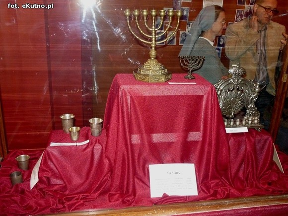 Pierścionek znaleziony w końskim gnoju. Wystawa historyczna o krośniewickich Żydach