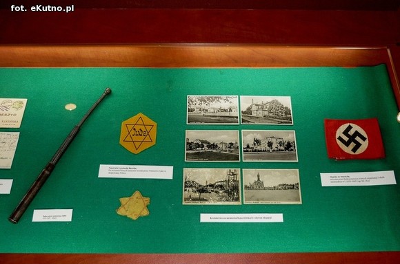 Pierścionek znaleziony w końskim gnoju. Wystawa historyczna o krośniewickich Żydach