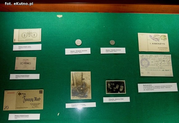 Pierścionek znaleziony w końskim gnoju. Wystawa historyczna o krośniewickich Żydach