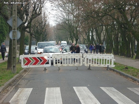 Kierowcy mają pretensje do drogowców, ale sami jeżdżą na pamięć