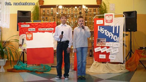 Koncert Pieśni Patriotycznej w Szkole Podstawowej im. Marii Kownackiej w Grabowie