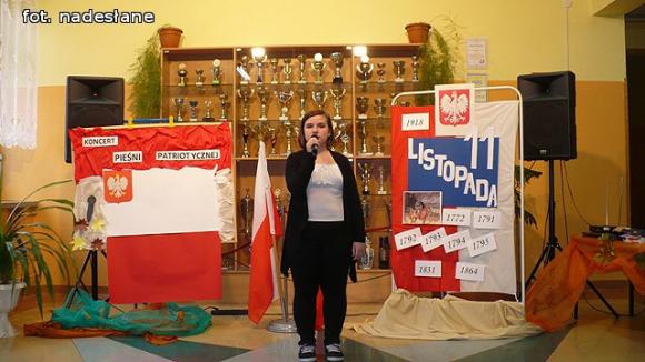 Koncert Pieśni Patriotycznej w Szkole Podstawowej im. Marii Kownackiej w Grabowie