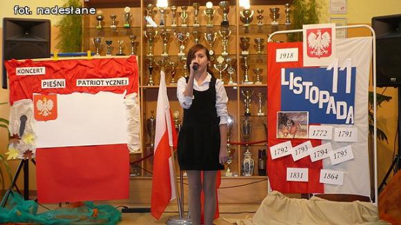 Koncert Pieśni Patriotycznej w Szkole Podstawowej im. Marii Kownackiej w Grabowie