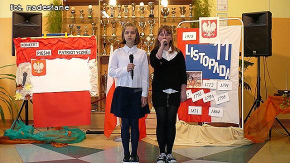 Koncert Pieśni Patriotycznej w Szkole Podstawowej im. Marii Kownackiej w Grabowie