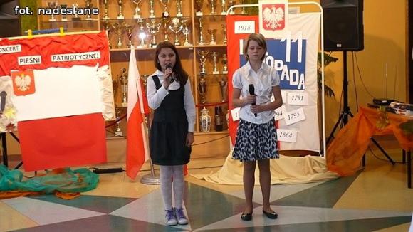 Koncert Pieśni Patriotycznej w Szkole Podstawowej im. Marii Kownackiej w Grabowie