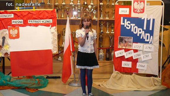 Koncert Pieśni Patriotycznej w Szkole Podstawowej im. Marii Kownackiej w Grabowie