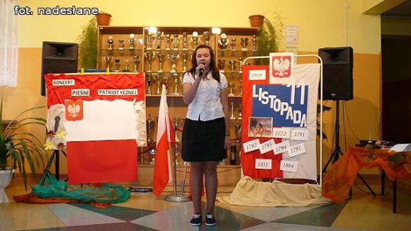 Koncert Pieśni Patriotycznej w Szkole Podstawowej im. Marii Kownackiej w Grabowie