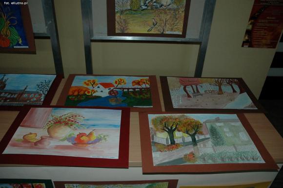 Zobacz w bibliotece wystawę pt. Barwy jesieni