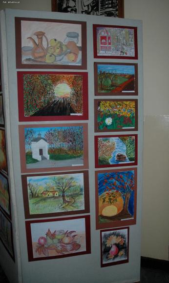 Zobacz w bibliotece wystawę pt. Barwy jesieni